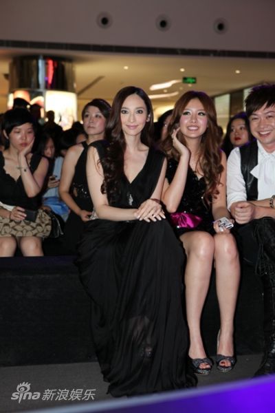 吴佩慈透视长裙亮相