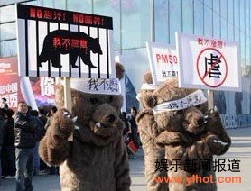 丈夫亮血衣哭家暴缘由:欲与妻子离婚遭拒绝惨被菜刀砍