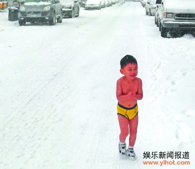 狼爸虎妈俱往矣 看鹰爸训练4岁裸跑弟