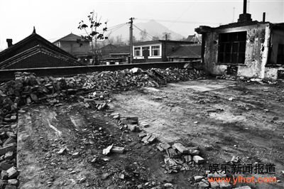 1月18日,河北省承德县刘杖子乡政府院内办公房,已被铲车推为平地。没来得及推倒的墙上,残留着烟熏后的痕迹。 1月18日,河北省承德县刘杖子乡政府院内办公房,已被铲车推为平地。没来得及推倒的墙上,残留着烟熏后的痕迹。